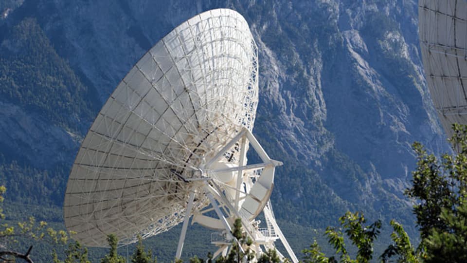 Satellitenanlage mit Parabolantennen auf dem Plateau von Brentjong oberhalb von Leuk im Kanton Wallis. Symbolbild.