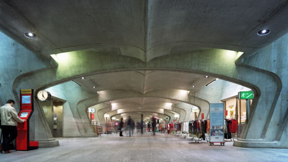 Die Unterführung im Bahnhof Stadelhofen, Zürich. Die Erweiterungsbauten des Bahnhofs wurden vom Architekten Santiago Calatrava entworfen. Aufnahme von 2004.