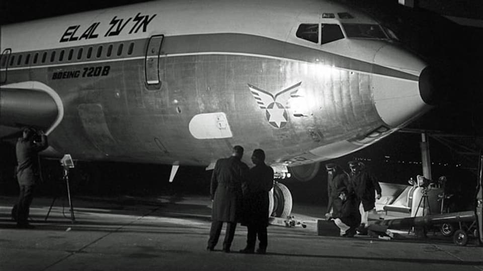 Die Boeing 720b der israelisches Fluggesellschaft El-Al. Die Maschine wurde beim Abflug am Abend von vier Terroristen mit Maschinenpistolen beschossen. Am 18. Februar 1969 verübte ein Kommando der «Volksfront zur Befreiung Palästinas» den Anschlag auf das Flugzeug, bei dem der Pilot und ein Palästinenser ums Leben kamen.