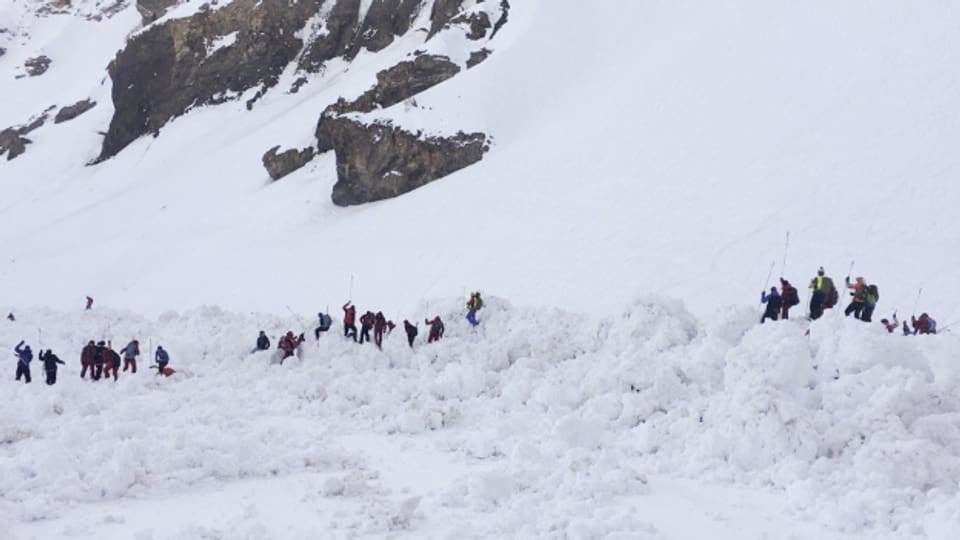 Rettungskräfte suchten auch in der Nacht nach möglichen Vermissten im Skigebiet von Crans-Montana.