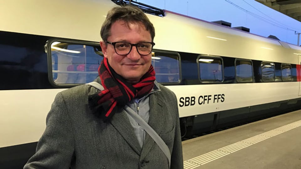 Bischof Felix Gmür auf dem Bahnhofperron.