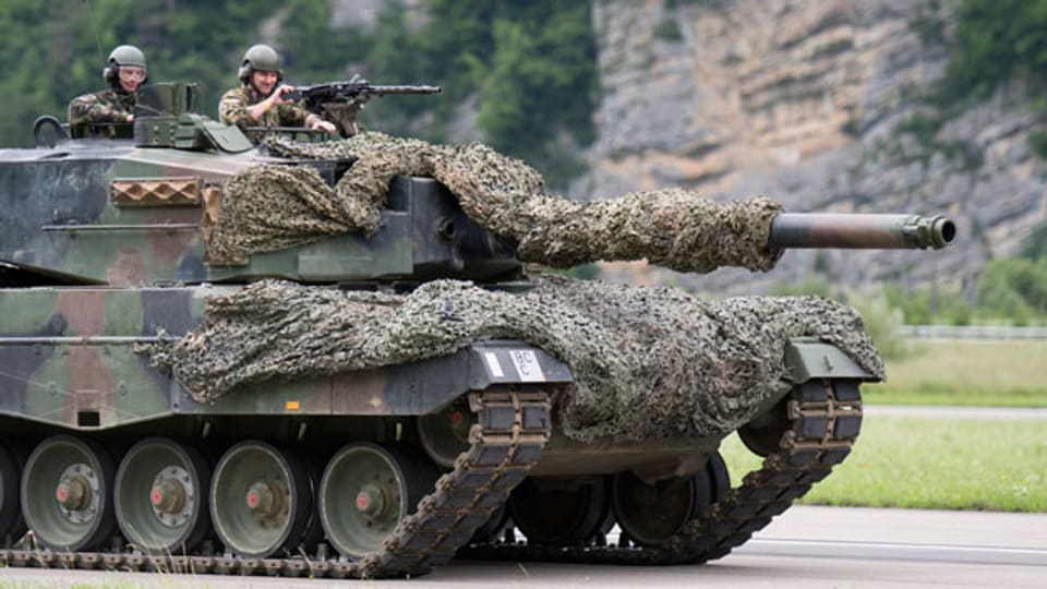 Ein Panzer der Schweizer Armee auf dem Militärflugplatz Meiringen am 17. Juni 2016.