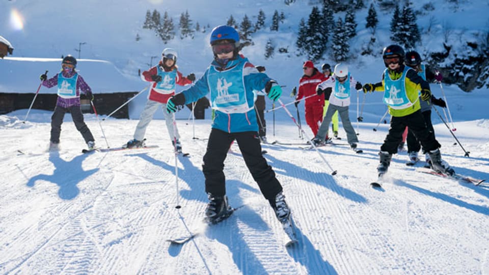 Kinder fahren Ski anlässlich einer Aktion von Schweiz Tourismus.