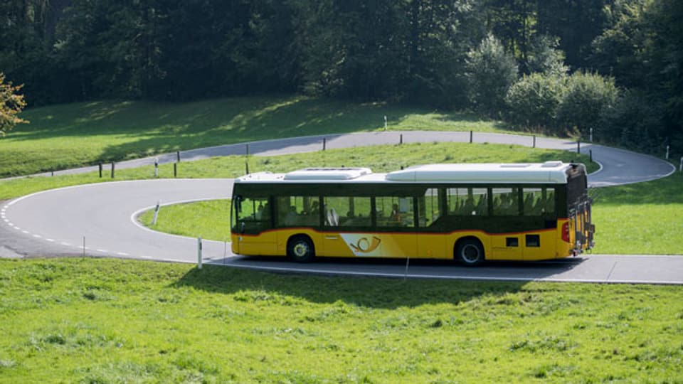 Ein Postauto ist auf der Fahrt durch das Eigenthal im Kanton Luzern.