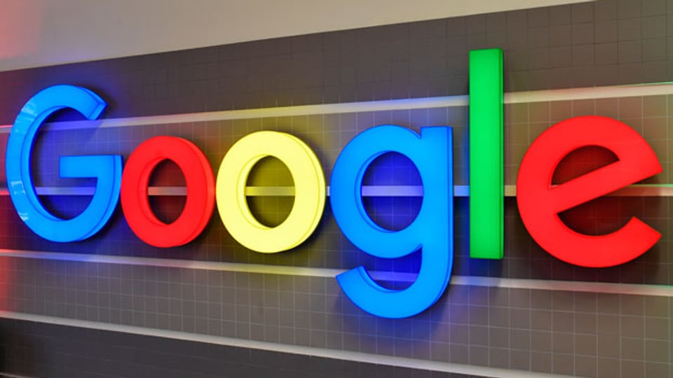 Das Logo von Google an der Sihlpost in Zürich.