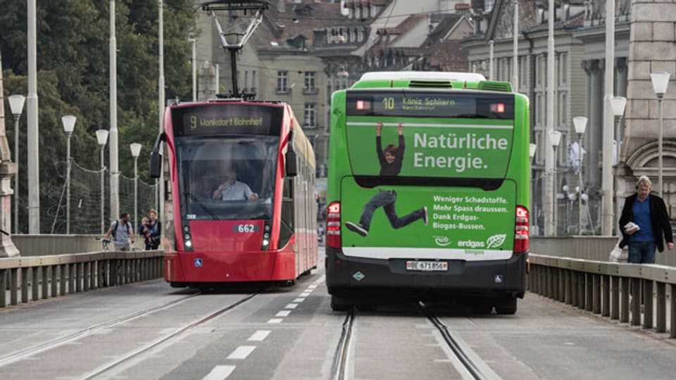 Ein Tram und ein Bus der städtischen Verkehrsbetriebe in Bern.