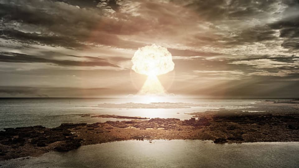 Atomare Explosion über dem Ozean.
