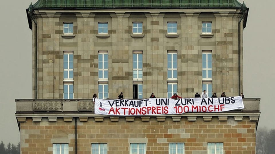 Aus Protest gegen das Engagement der UBS an der Universität Zürich protestieren im April 2012 Mitglieder der Jusos mit einem Transparent.