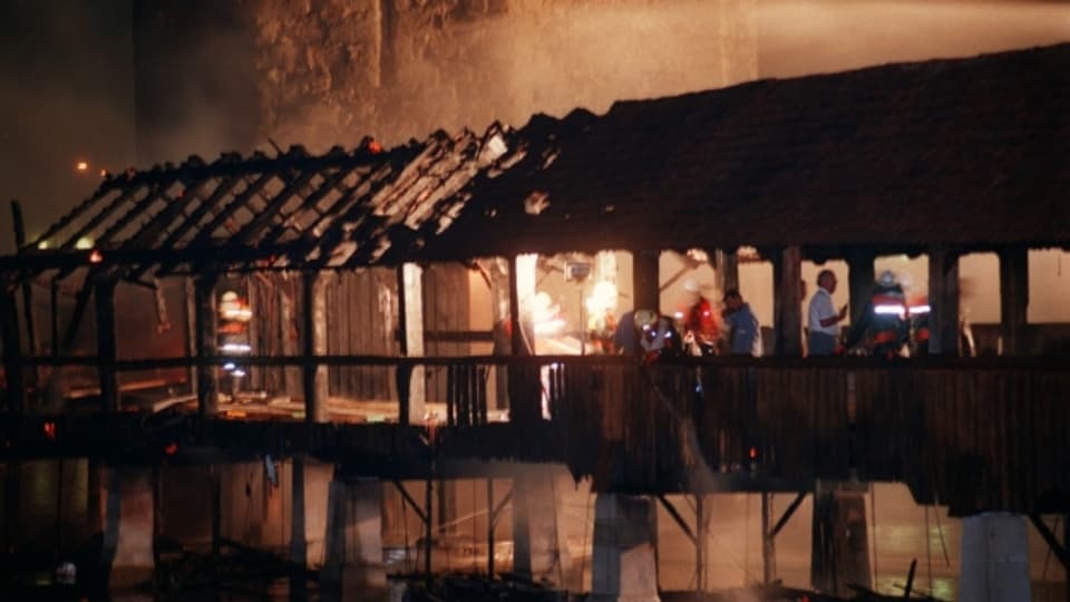 Löscharbeiten beim Brand der Kapellbrücke in Luzern 1993.