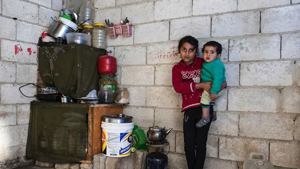 Kinder in einer zerstörten Wohnung in Syrien.
