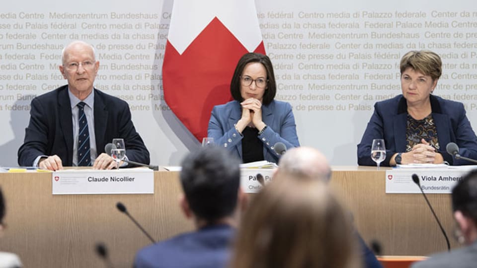 Claude Nicollier, Experte; Paelvi Pulli, Chefin Sicherheitspolitik VBS und Bundesrätin Viola Amherd (von links).