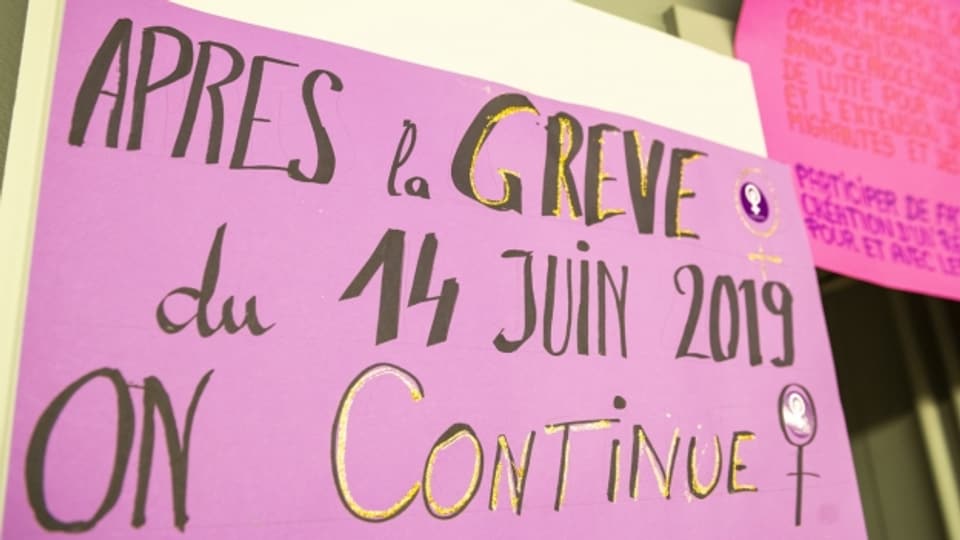 Vorbereitungen im «Maison du Peuple» in Biel zum Frauenstreik am 14. Juni.