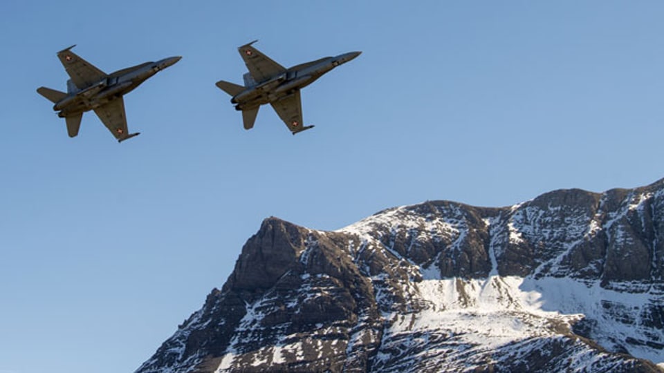 Zwei Kampfjets F/A-18 bei der Axalp bei Meiringen.