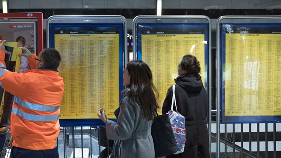 Abfahrtsplan im Bahnhof Zürich. Die SBB gibt Fahrplanänderung für 2020 bekannt.