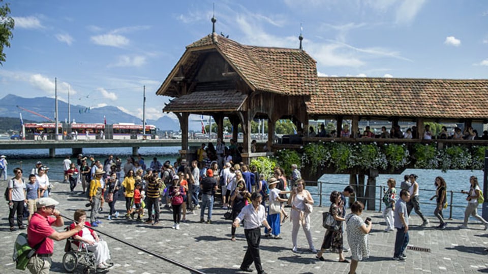 Touristen und Touristinnen vor der Kapellbrücke in Luzern.
