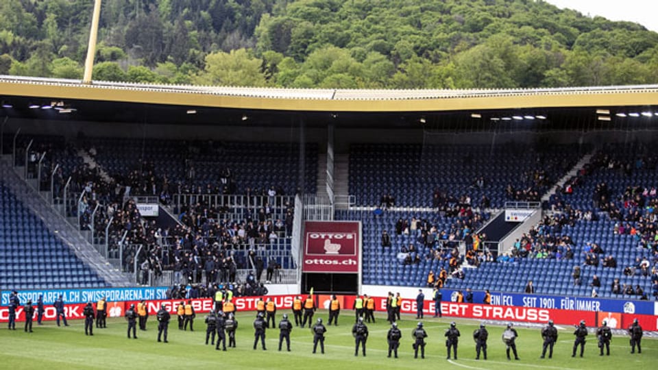 Die Polizei sichert das Stadion vor den GC Fans im Fussball Meisterschaftsspiel der Super League zwischen dem FC Luzern und dem Grasshopper Club Zürich.