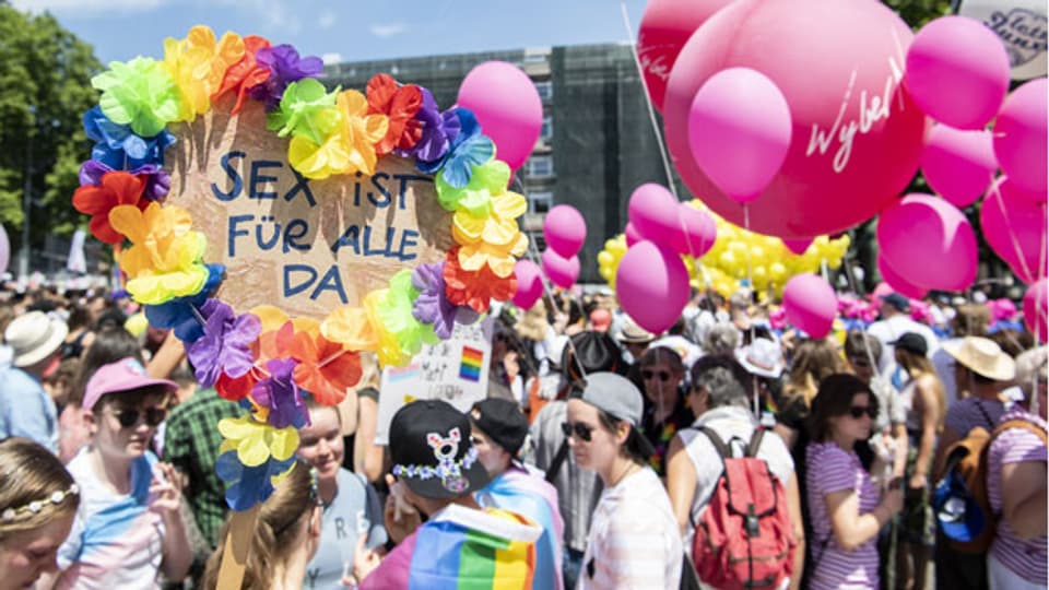 Menschen demonstrieren unter dem Motto «Same Love - Same Rights» für homosexuell liebende Menschen. Symbolbild.