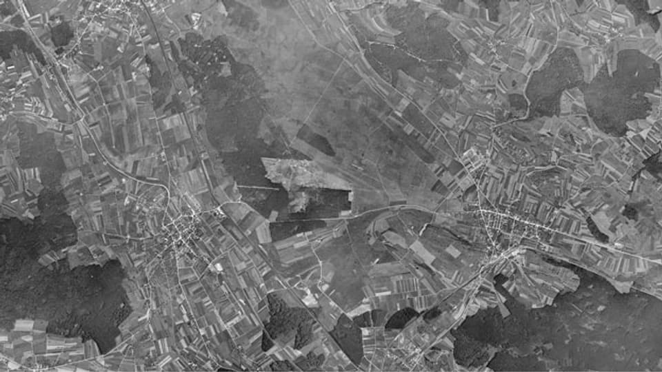Blick auf Kloten im Jahre 1946. Vom Flughafen, welcher in der Mitte wäre, ist noch nichts zu sehen.