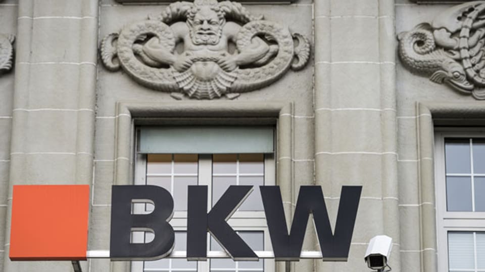 Das Logo der BKW an ihrem Sitz in Bern.