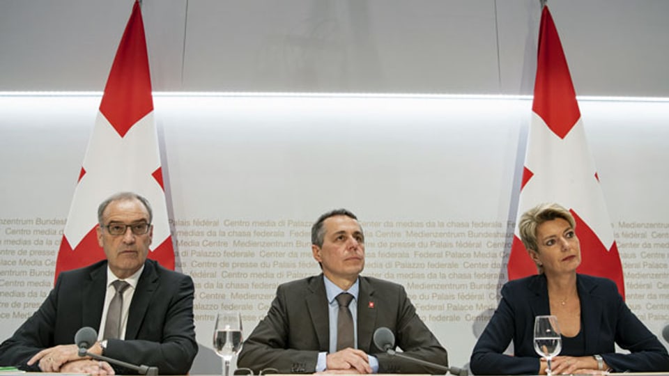 Die Bundesräte Guy Parmelin (li.), Ignazio Cassis und die Bundesrätin Karin Keller-Sutter, an der Medienkonferenz zum Institutionellen Abkommen Schweiz-Europäische Union.