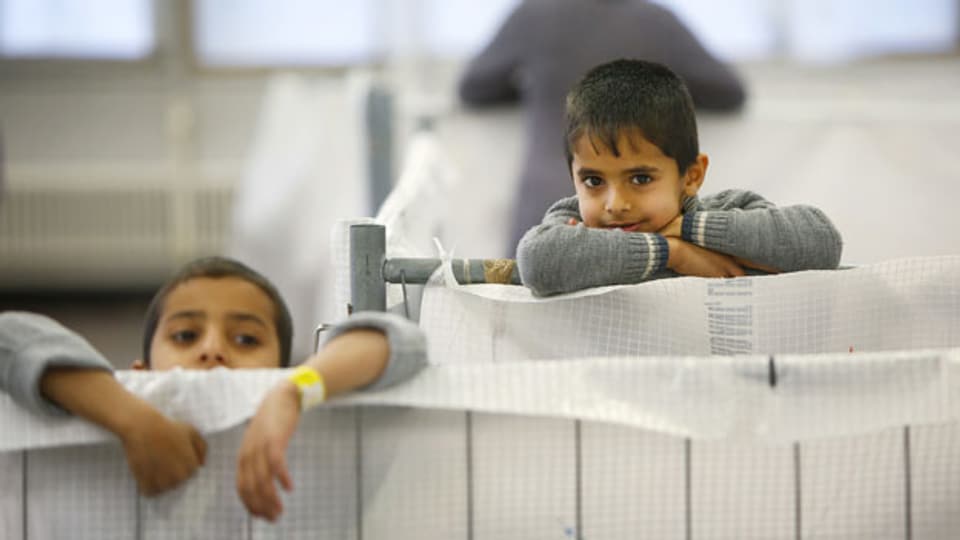 Symbolbild. Zwei Flüchtlingskinder in einem Sammellager.