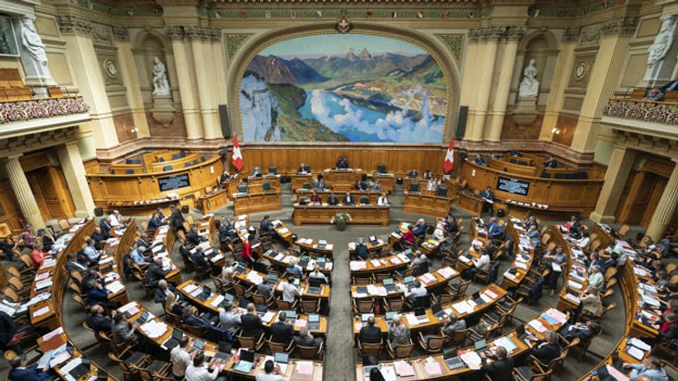 Blick von der Zuschauertribüne auf den Nationalratssaal im Bundeshaus Bern.