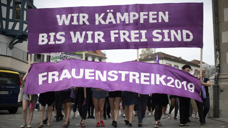 Frauen tragen ein Transparent, an einer Kundgebung zum nationalen Frauenstreik, am Freitag, 14. Juni 2019, in St. Gallen.