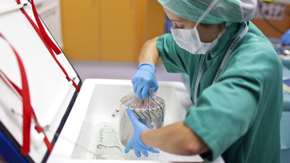 Die Box mit dem Spenderherz wird im Operationssaal des Kinderspitals Zürich aus der Kühltruhe genommen.
