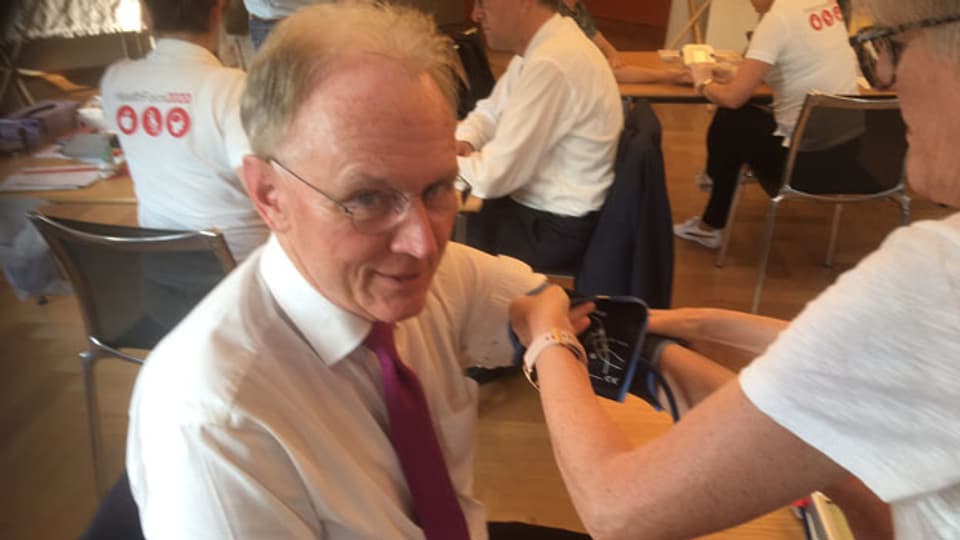 Hans-Ulrich Bigler, FDP-Nationalrat, beim Blutdruckmessen.
