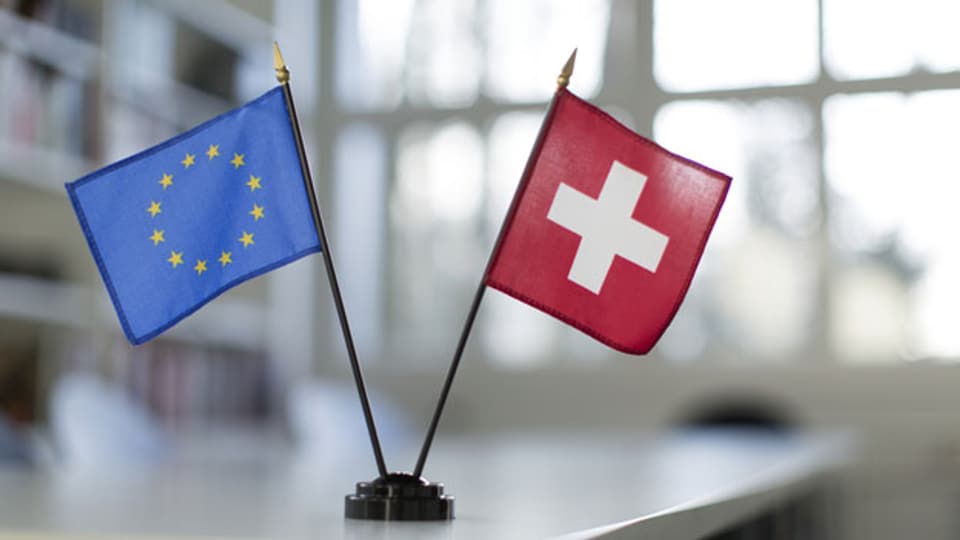 Die Fahnen der EU und der Schweiz.
