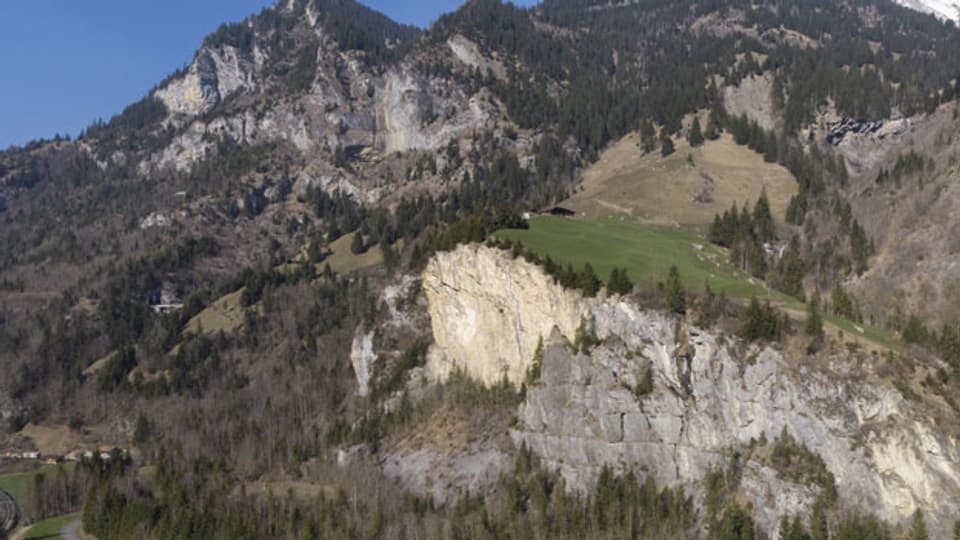 Blick auf den Teil des Berges im Mitholz, welcher wegen der Explosion des Armee-Munitionslagers abgebrochen ist.