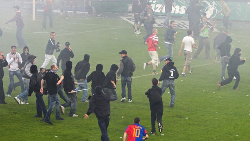 Hooligans auf einem Fussball.