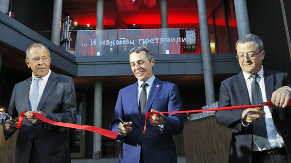 Der russische Außenminister Sergej Lawrow, der Schweizer Außenminister Ignazio Cassis und der Botschafter der Schweiz Yves Rossier (v.l.n.r.), an der Eröffnungsfeier des neuen Schweizer Botschaftsgebäudes in Moskau.