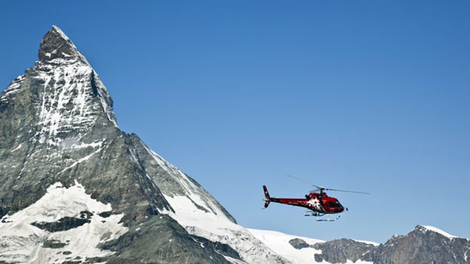 Rettungshelikopter der Air Zermatt am Matterhorn.