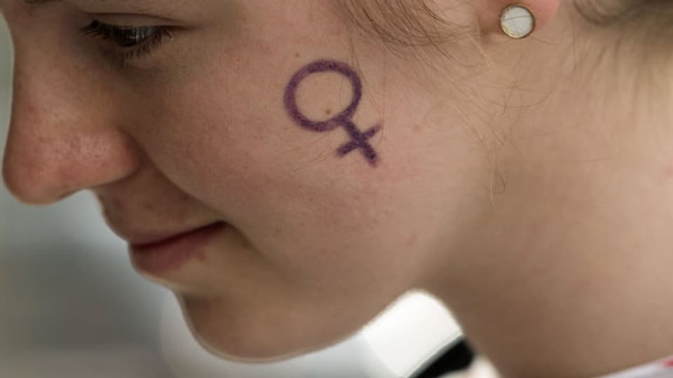 Frauenstreik 2019: Ein Venussymbol auf der Wange einer Frau. Symbolbild.