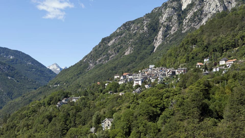 Blick auf das Dorf Loco im Onsernonetal.
