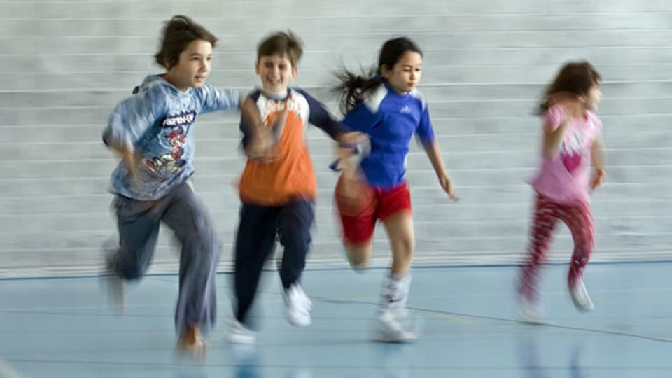 Kinder im Sportunterricht.