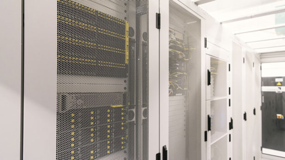 Blick auf einen Serverraum des neusten Rechenzentrums der Firma Green Datacenter in Lupfig/AG.