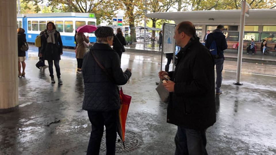 SVP-Kandidat Mauro Tuena: Bei strömendem Regen verteilt der Zürcher Nationalrat Papiertaschentücher mit seinem Konterfei drauf.