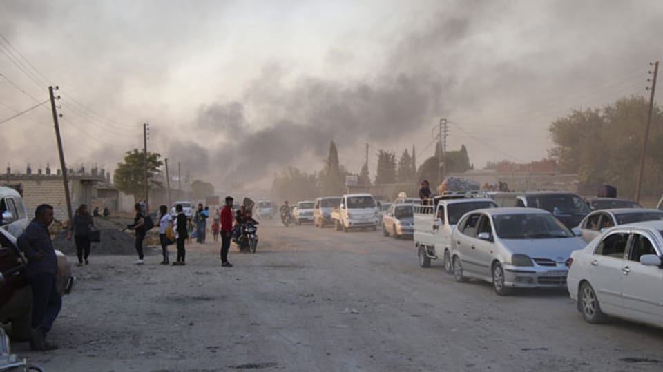 In Syrien fliehen viele Menschen wegen der Militäroffensive der Türken in Nord-Syrien.