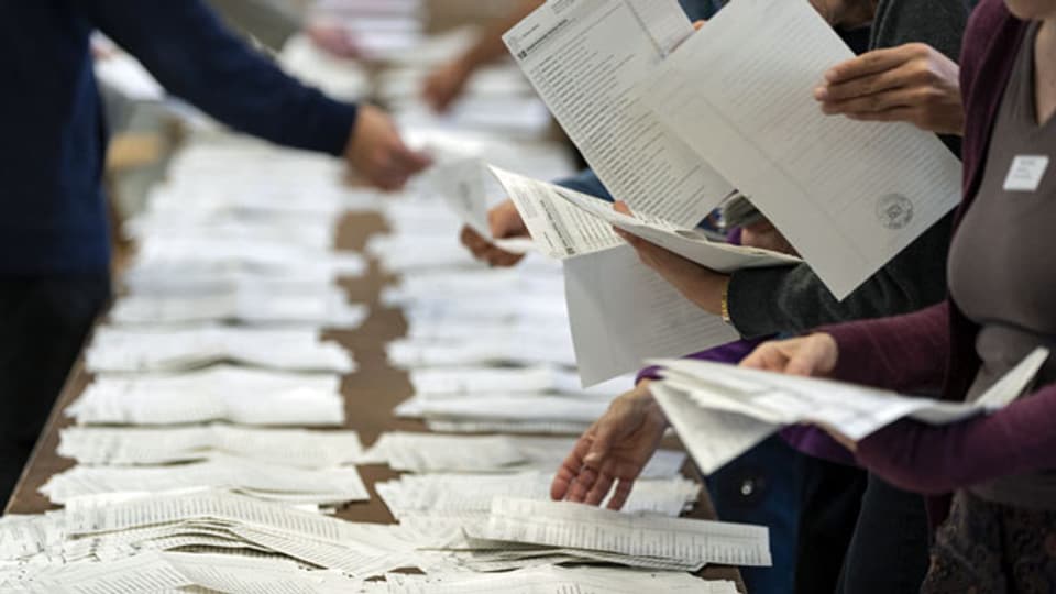 Freiwillige sortieren Wahllisten.