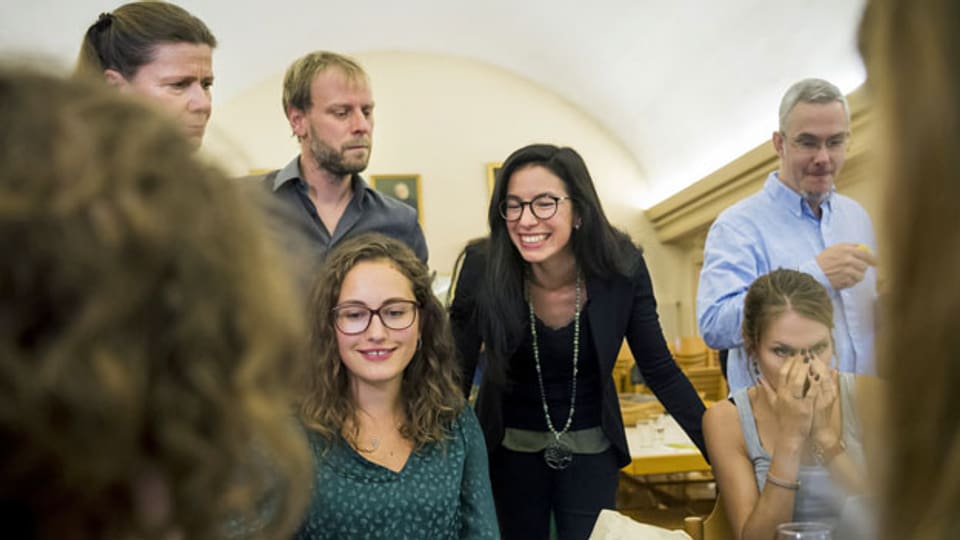 Die neue Ständerätin Céline Vara (Bildmitte) der Grünen von Neuenburg freut sich zusammen mit anderen Mitgliedern der Grünen Neuenburg über ihren Wahlsieg.