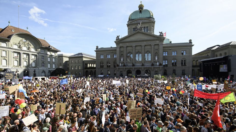 Symbolbild. Jugendliche anlässlich der Klima-Demonstration vor dem Bundeshaus in Bern.