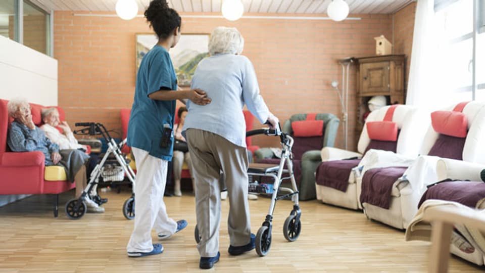 Alte Menschen werden in einem Pflegeheim betreut.