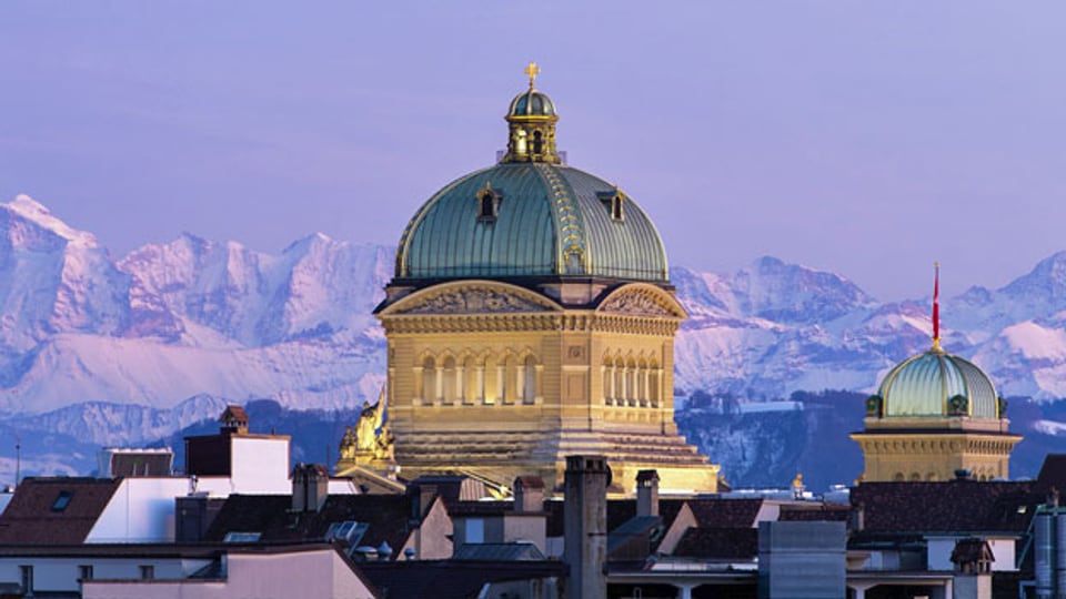 Das Bundeshaus in Bern vor dem Alpenpanorama.
