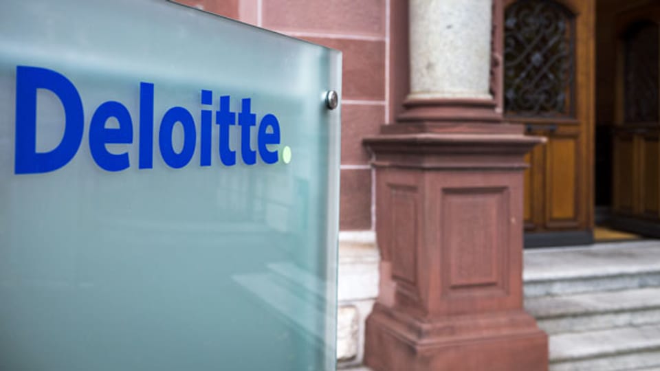 Das Logo vom Consulting Unternehmen Deloitte AG, bei der Geschäftsstelle in Zürich.