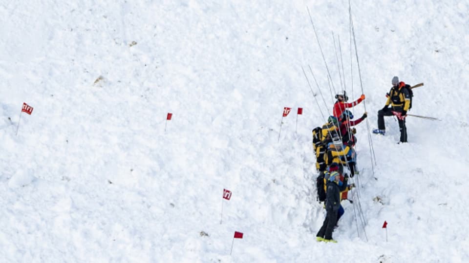 Bei einem Lawinenniedergang auf eine Skipiste im Skigebiet Andermatt-Sedrun auf dem Oberalppass wurden am Donnerstag mindestens 6 Skifahrer verschüttet.