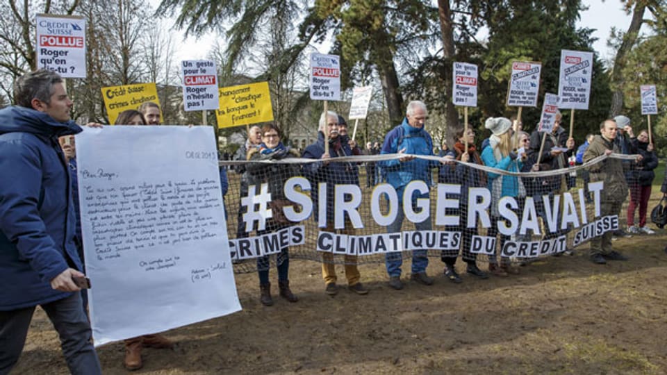 Umweltaktivisten demonstrieren gegen den Klimawandel und gegen die Tatsache, dass Roger Federer Werbung macht für die Credit Suisse. Archivbild vom 8. Februar 2019.
