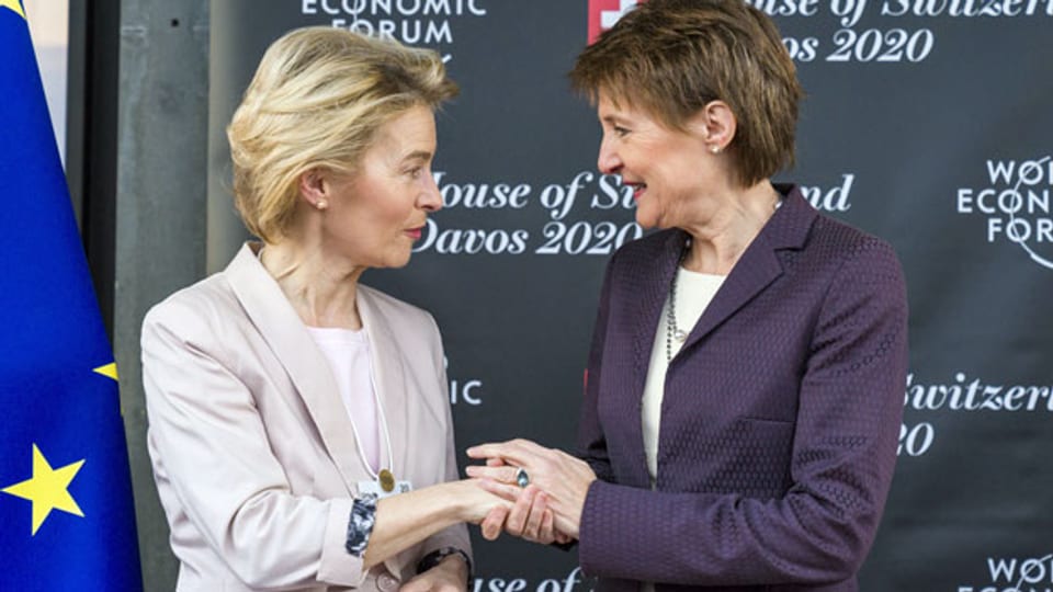 Die Bundespräsidentin Simonetta Sommaruga (re.) begrüsst Ursula von der Leyen (li.), Präsidentin der Europäischen Kommission.