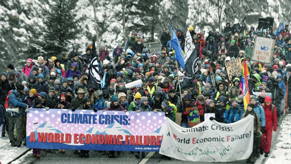 Teilnehmer und Teilnehmerinnen der Winterwanderung «Strike WEF» in der Klus, dem schluchtartigen Eingang zum Prättigau.